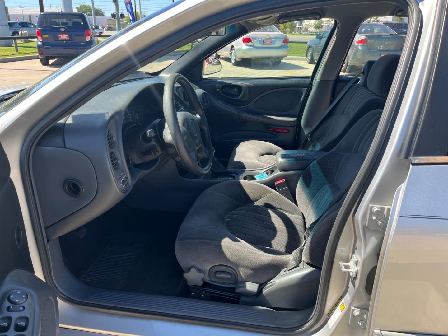 2005 SILVER /gray Pontiac Bonneville SE (1G2HX52K45U) with an 3.8L V6 OHV 12V engine, 4-Speed Automatic Overdrive transmission, located at 14700 Tomball Parkway 249, Houston, TX, 77086, (281) 444-2200, 29.928619, -95.504074 - Photo#8